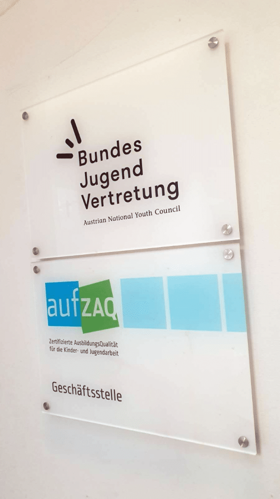 Schild der Bundesjugendvertretung und aufZAQ, zertifizierte Ausbildungsqualität für Kinder- und Jugendarbeit.