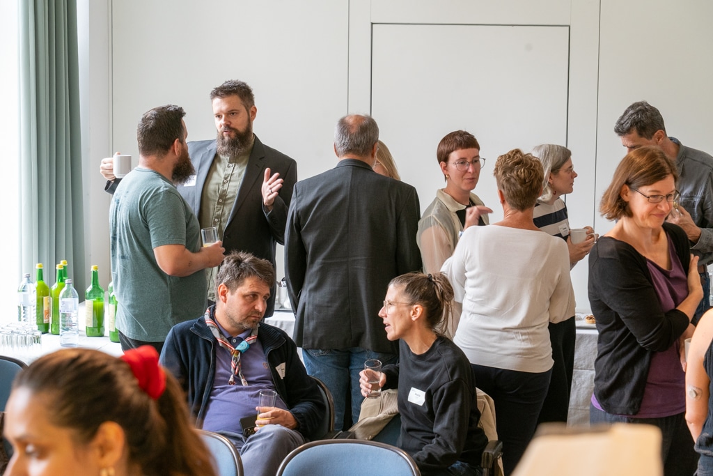 Menschen unterhalten sich beim aufZAQ Impuls.Brunch, Getränke und lockere Atmosphäre.