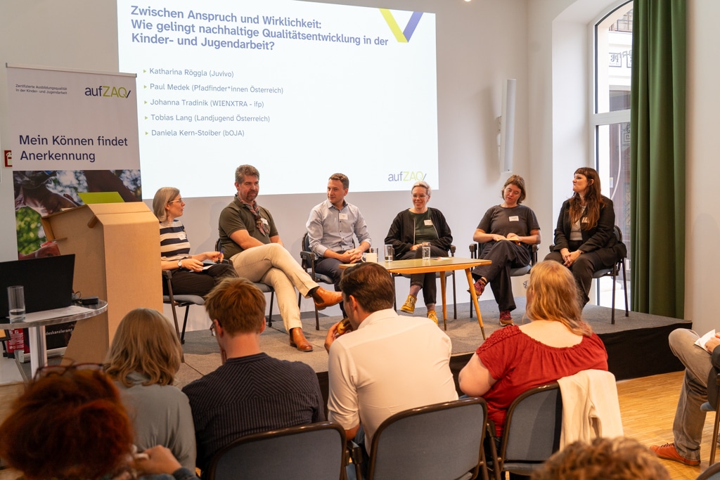 Podiumsdiskussion zum Thema Kinder- und Jugendarbeit beim aufZAQ Impuls.Brunch.