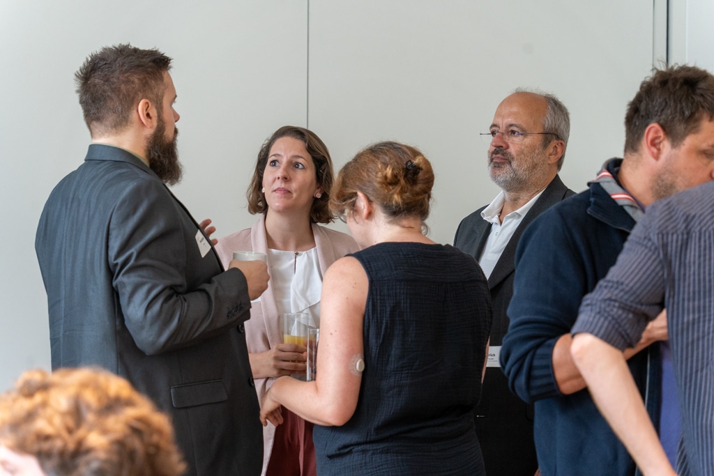 Menschen unterhalten sich beim aufZAQ Impuls.Brunch. Networking und Austausch.