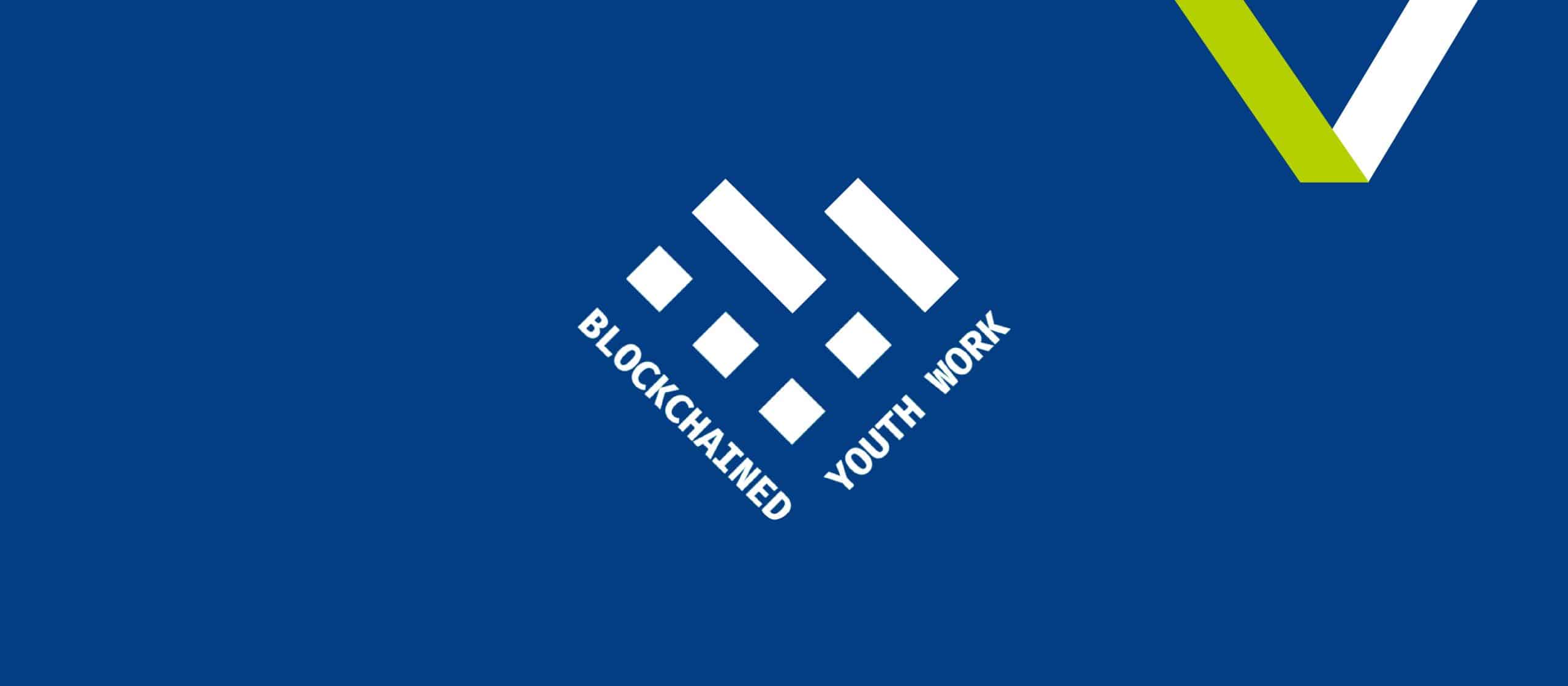 Logo von Blockchained Youth Work auf blauem Hintergrund, mit grün-weißem V-Symbol oben rechts.