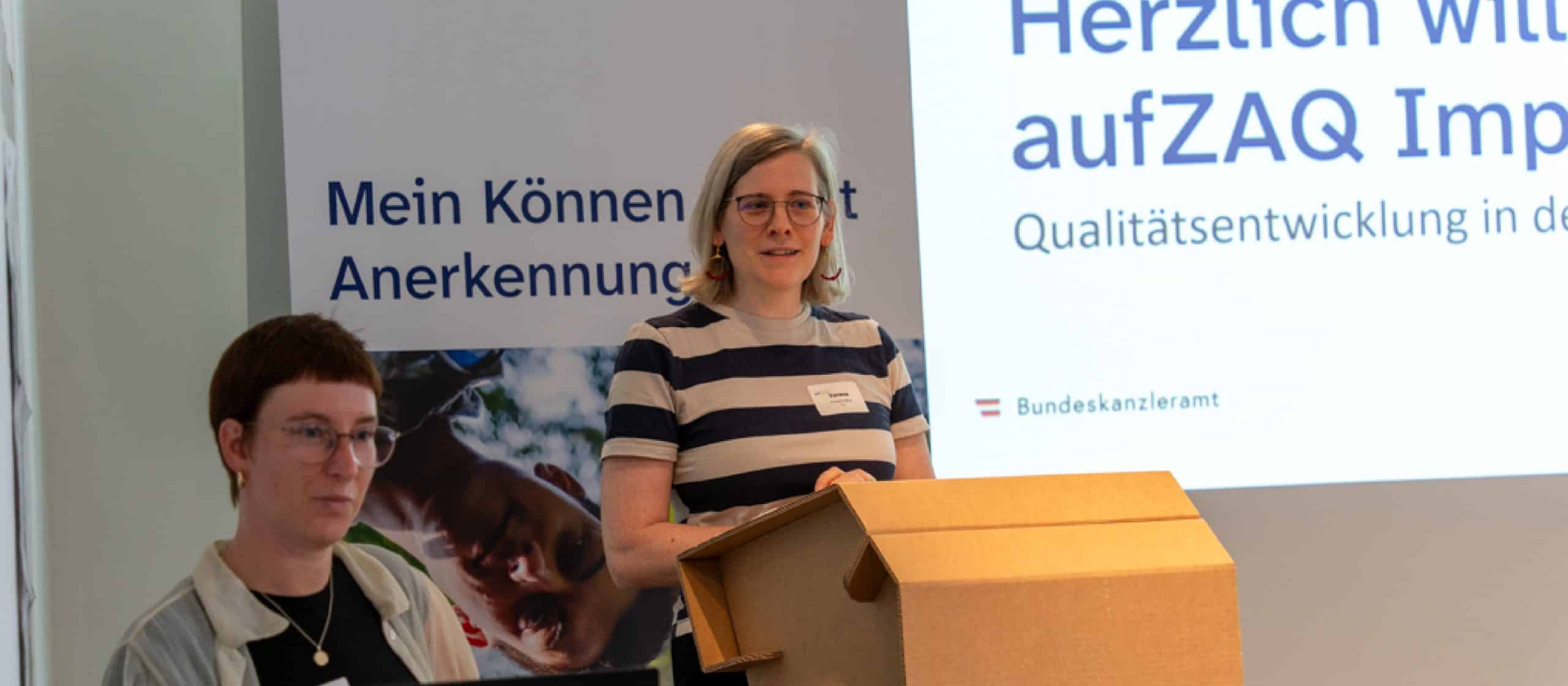 Frau hält Vortrag beim aufZAQ Impuls.Brunch, Bundeskanzleramt.