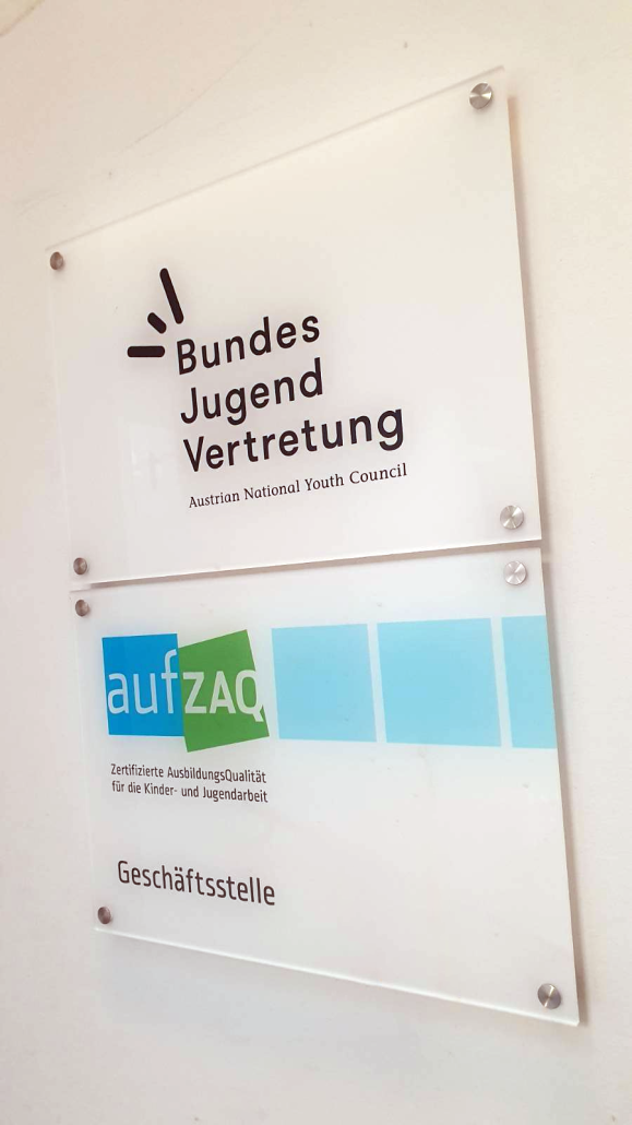 aufZAQ bei der BJV (Türschild)