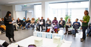 Eine Ansicht des ausgebreiteten Kompetenzrahmens bei der Präsentation vor Publikum